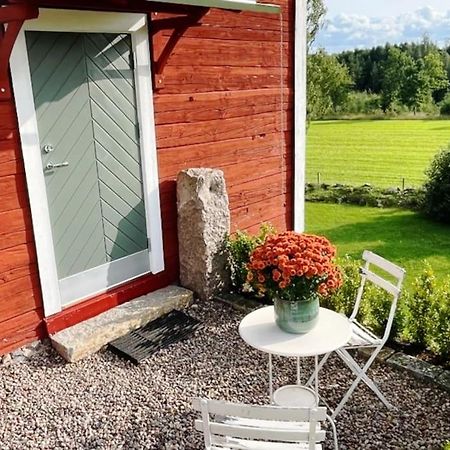 Nyrenoverad Stuga Naera Naturen リンシェーピング エクステリア 写真