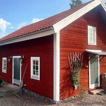Nyrenoverad Stuga Naera Naturen リンシェーピング エクステリア 写真